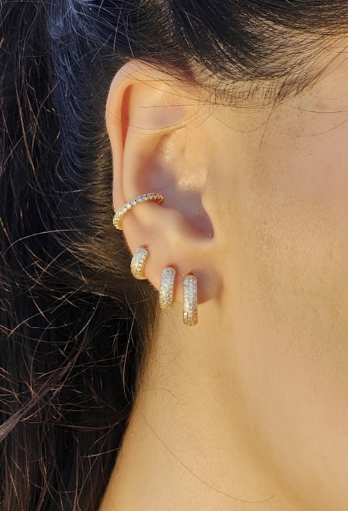 MIX COM TRIO DE ARGOLINHAS COM ZIRCÔNIA CRISTAL NO OURO l AMARE 
