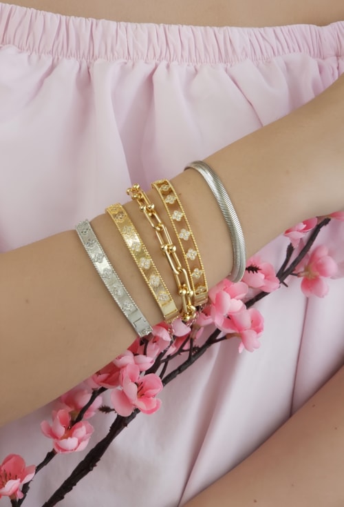 MIX DE PULSEIRAS E BRACELETES NO OURO E RÓDIO l EQUILIBRIUM WHITE COLOR
