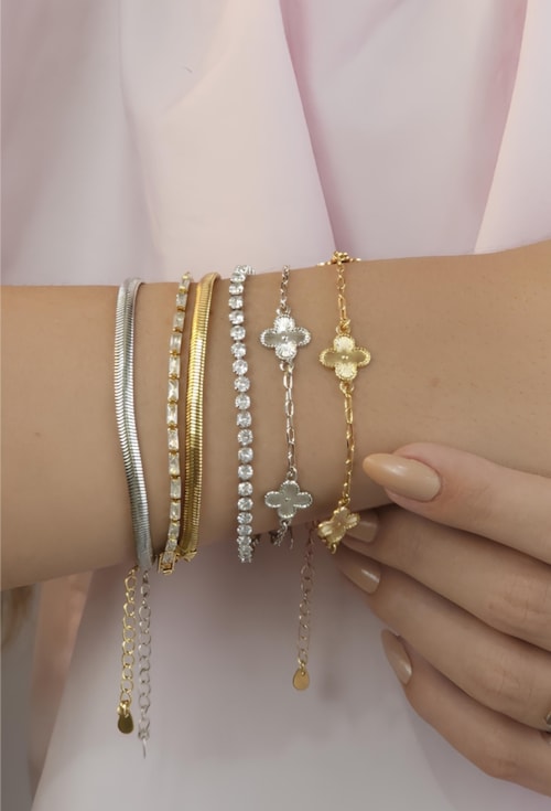 MIX COM PULSEIRAS DE TREVOS OURO E RÓDIO l EQUILIBRIUM WHITE COLOR