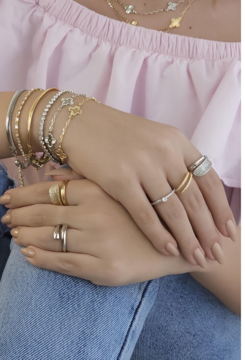 MIX COM PULSEIRAS DE TREVOS OURO E RÓDIO l EQUILIBRIUM WHITE COLOR