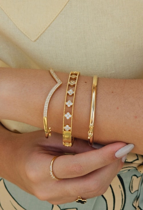 MIX DE BRACELETES CRAVEJADOS NO OURO | WELCOME SPRING 2024
