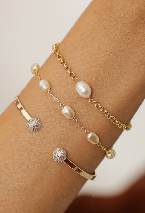 MIX PULSEIRAS E BRACELETE CRAVEJADO COM PÉROLAS l REALIZE