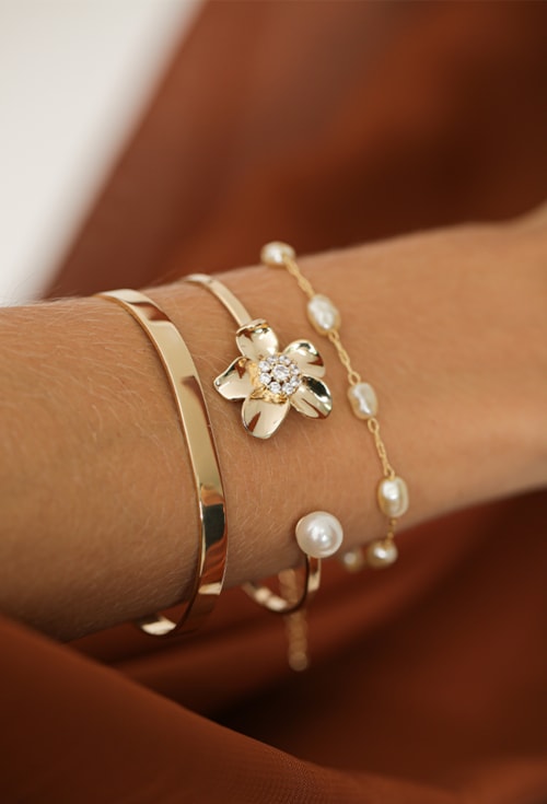 MIX DE PULSEIRAS E BRACELETES CRAVEJADO COM PÉROLA l REALIZE