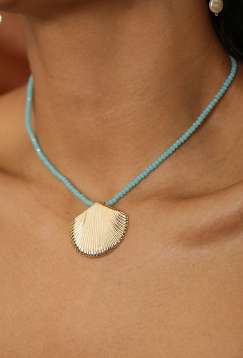 MIX DE COLAR TURQUESA COM PINGENTE DE CONCHA l REALIZE