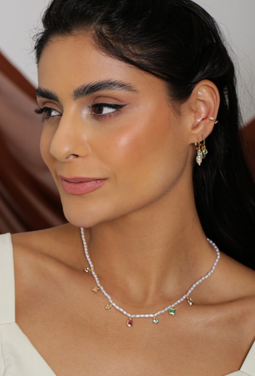MIX DE COLAR COM BRINCO E PIERCING DE PÉROLAS CRAVEJADO COLORIDO l REALIZE