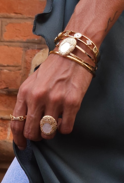 MIX DE BRACELETES E ANÉIS COM MADREPÉROLA NO OURO l ESSENZA