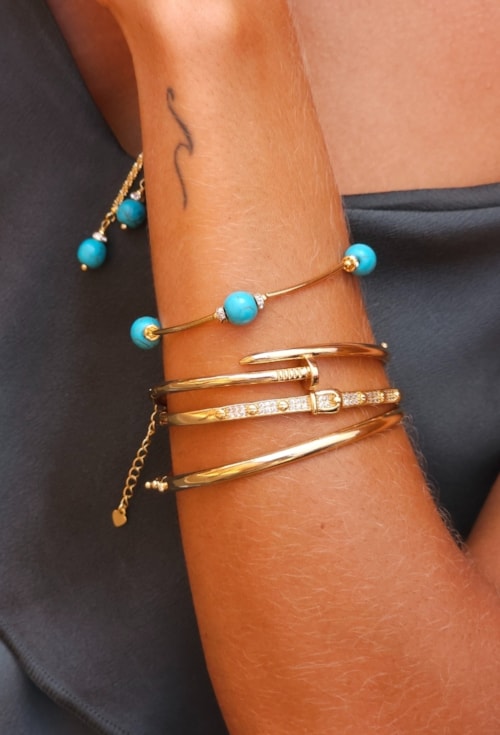 MIX DE BRACELETES NO OURO COM PULSEIRA TUBO BOLA HOWLITA TURQUESA l ESSENZA