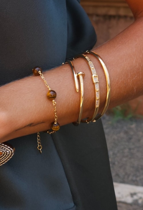 MIX DE BRACELETES NO OURO COM PULSEIRA PEDRA OLHO DE TIGRE l ESSENZA