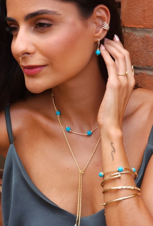 MIX DE BRACELETES NO OURO COM PULSEIRA TUBO BOLA HOWLITA TURQUESA l ESSENZA