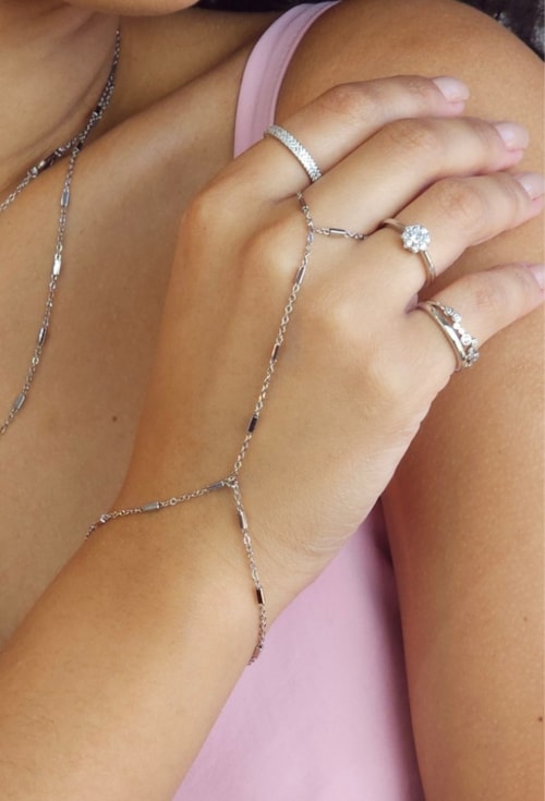 MIX DE ANÉIS COM ZIRCÔNIAS E PULSEIRA DE MÃO DELICADA | WELCOME SPRING 2025 MIX DE ANÉIS COM ZIRCÔNIAS E PULSEIRA DE MÃO DELICADA | WELCOME SPRING 2025