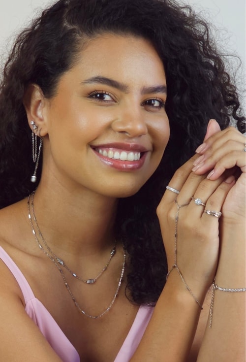 MIX DE ANÉIS COM ZIRCÔNIAS E PULSEIRA DE MÃO DELICADA | WELCOME SPRING 2025