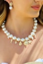 MIX CHOKER DE PÉROLAS COM PINGENTES DO MAR l CALIFÓRNIA