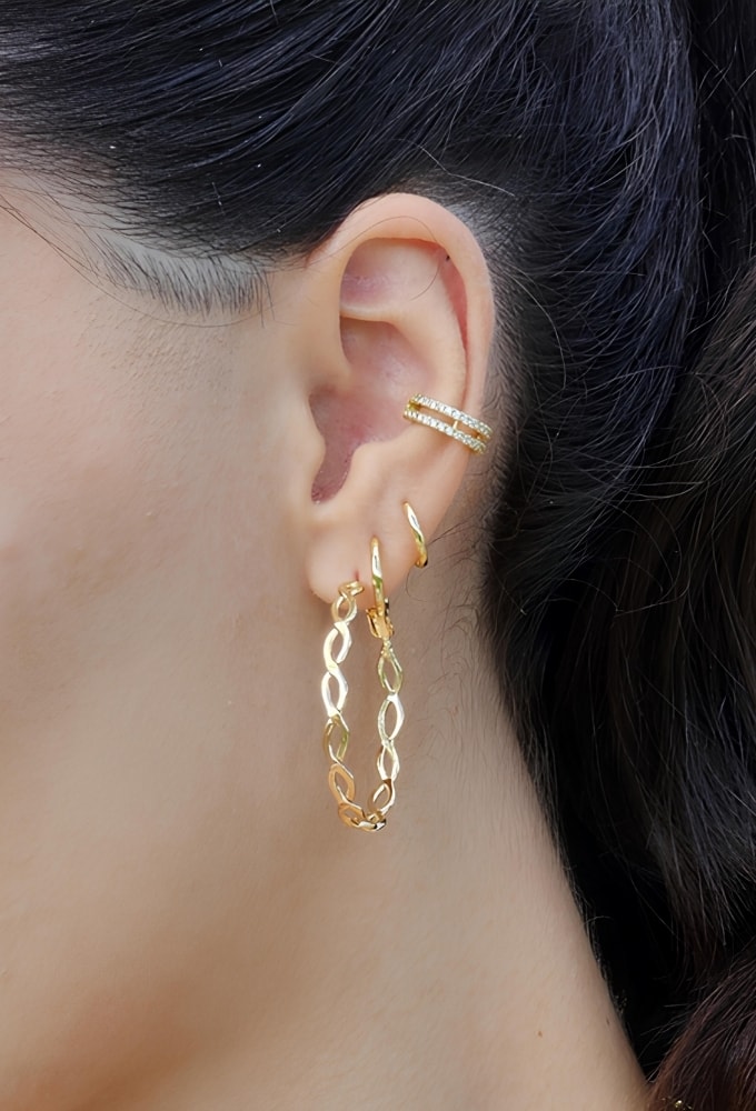 MIX COM ARGOLA TRANÇADA E COLAR DE PÉROLAS E ELOS l AMARE
