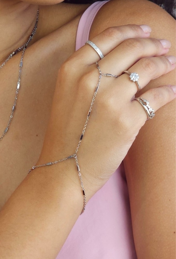 MIX DE ANÉIS COM ZIRCÔNIAS E PULSEIRA DE MÃO DELICADA | WELCOME SPRING 2025