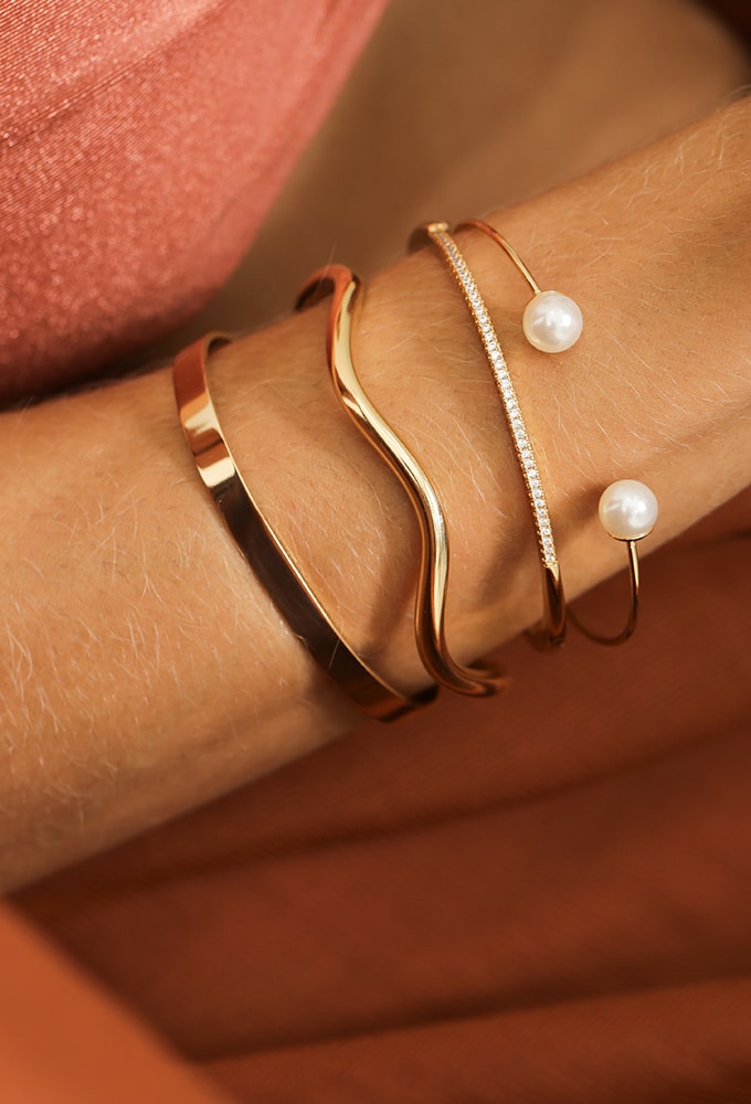 MIX DE BRACELETES CRAVEJADO COM PÉROLA l REALIZE