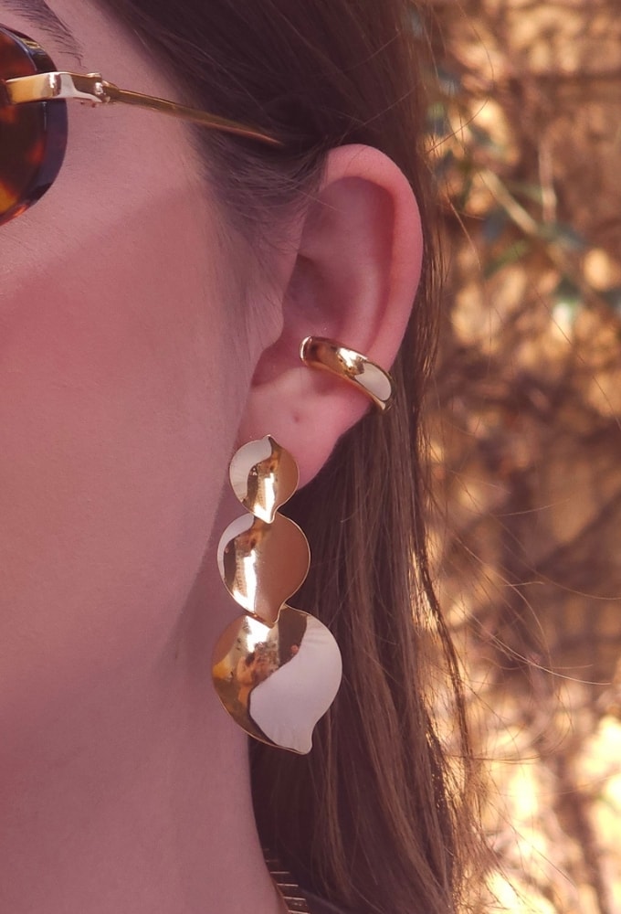 MIX DE BRINCO FOLHAS ABAULADAS E COLAR OURO | LA DOLCE VITA