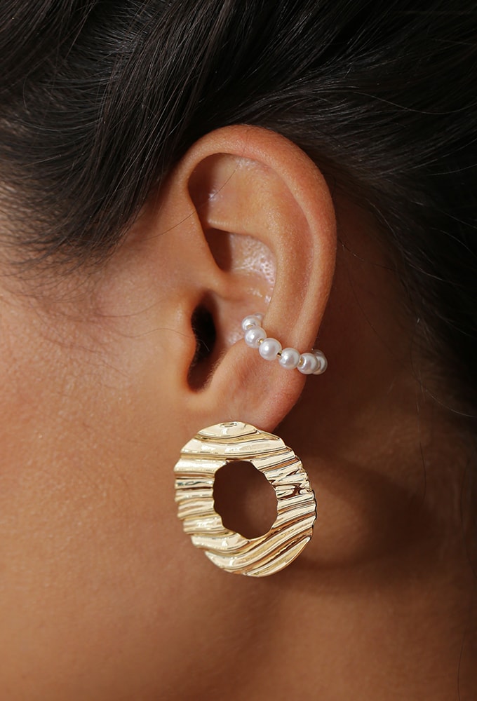 MIX DE BRINCOS REDONDOS VAZADO E PIERCING DE PÉROLA l REALIZE