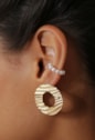 MIX DE BRINCOS REDONDOS VAZADO E PIERCING DE PÉROLA l REALIZE