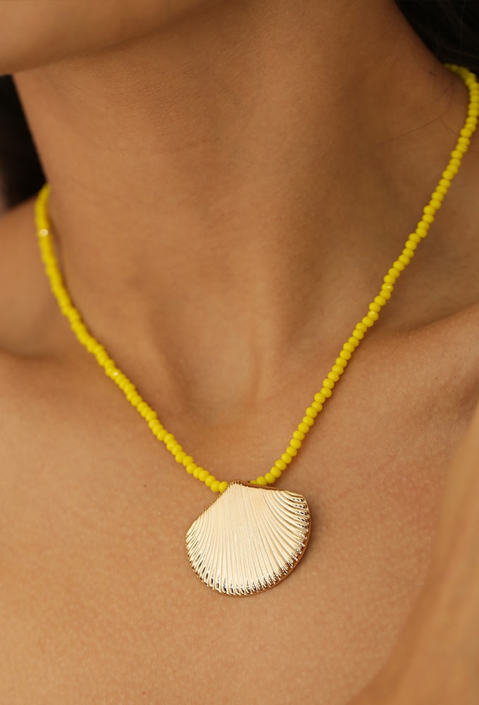 MIX DE CHOKER AMARELO COM PINGENTE DE CONCHA l REALIZE