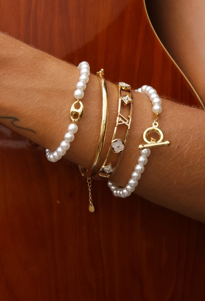 MIX DE PULSEIRAS DE PÉROLA INSPIRAÇÃO COM BRACELETES LISO E MADREPÉROLA NO OURO l ESSENZA