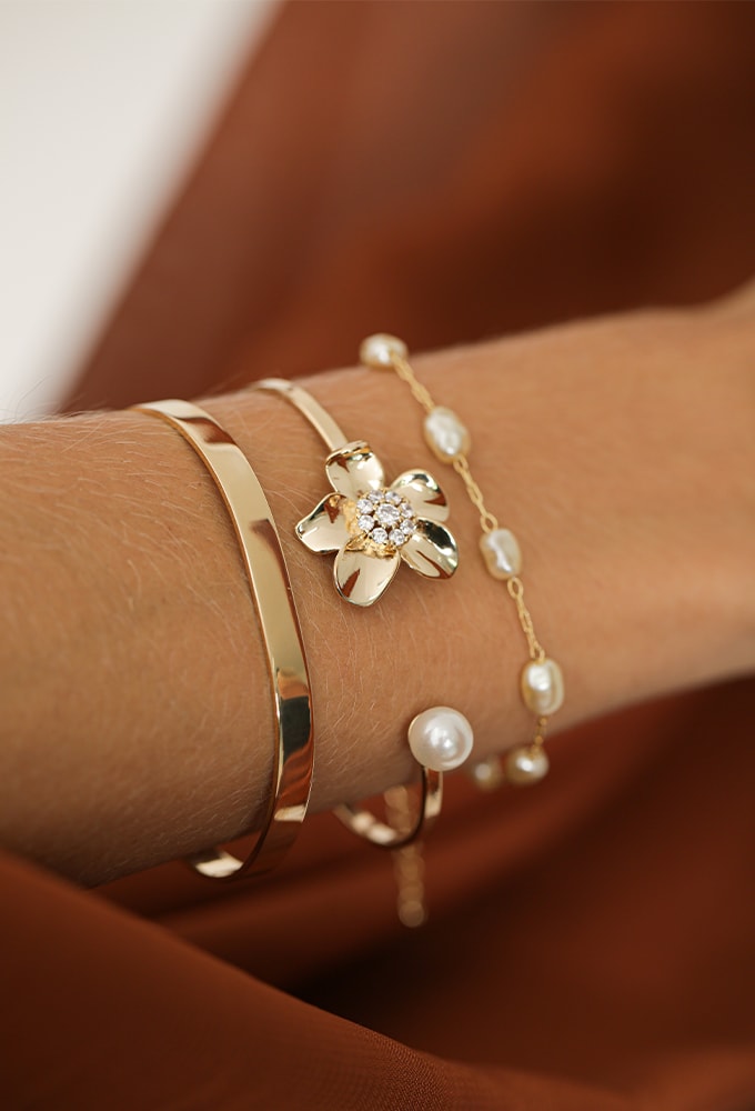 MIX DE PULSEIRAS E BRACELETES CRAVEJADO COM PÉROLA l REALIZE
