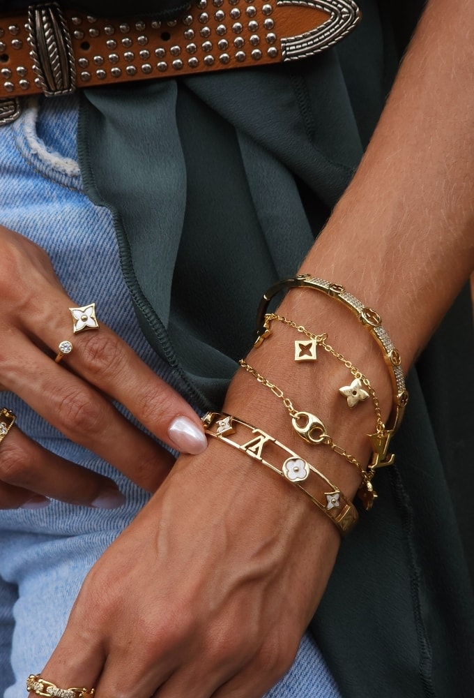 MIX DE PULSEIRAS E BRACELETES INSPIRAÇÃO NO OURO E COM PINGENTES MADREPÉROLA l ESSENZA