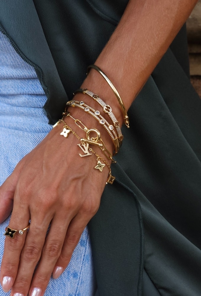 MIX DE PULSEIRAS E BRACELETES INSPIRAÇÃO NO OURO l ESSENZA