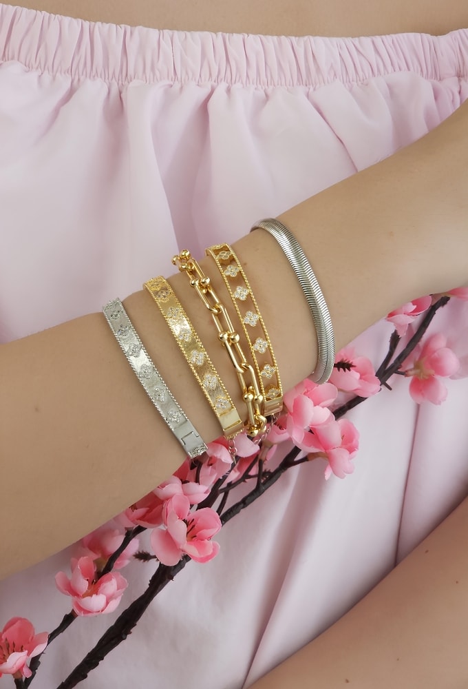 MIX DE PULSEIRAS E BRACELETES NO OURO E RÓDIO l EQUILIBRIUM WHITE COLOR