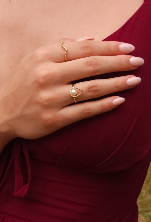 ANEL AJUSTÁVEL GOTA VAZADA COM PÉROLA AN504-O ANEL AJUSTÁVEL GOTA VAZADA COM PÉROLA AN504-O