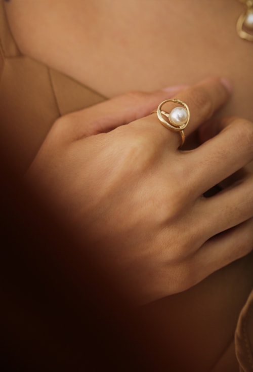 ANEL AJUSTÁVEL VAZADO COM PÉROLA NO OURO AN485-O ANEL AJUSTÁVEL VAZADO COM PÉROLA NO OURO AN485-O