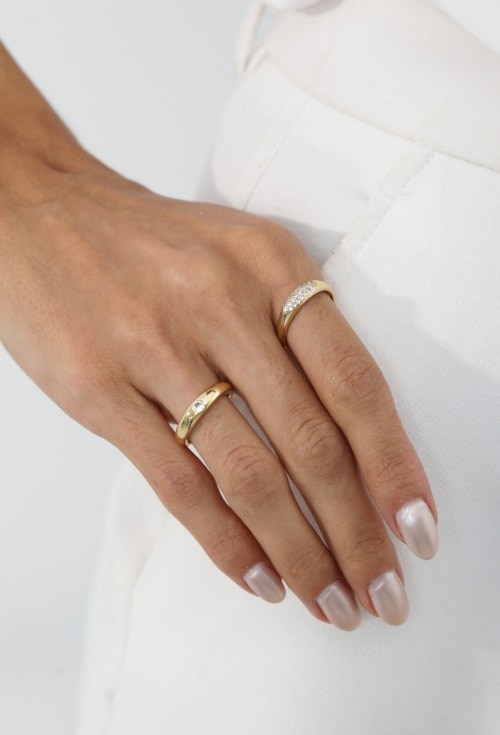 ANEL LISO COM ZIRCÔNIA CENTRAL OURO AN608-O