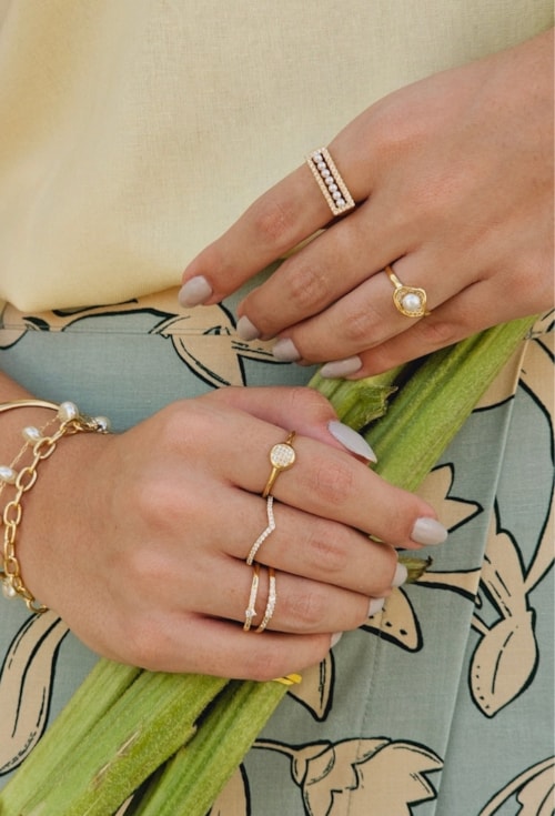 ANEL MINIMALISTA COM QUADRADO CRAVEJADO NO OURO AN428-O ANEL MINIMALISTA COM QUADRADO CRAVEJADO NO OURO AN428-O