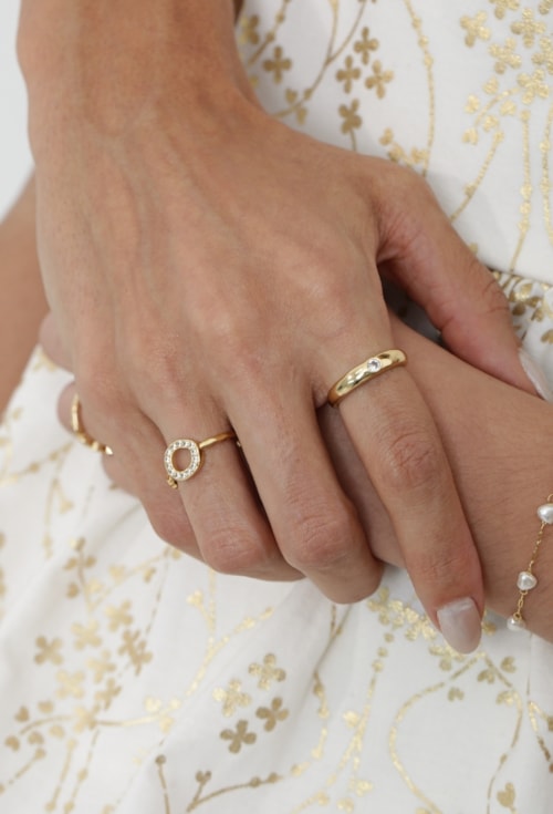 ANEL REDONDO VAZADO COM ZIRCÔNIAS OURO AN609-O