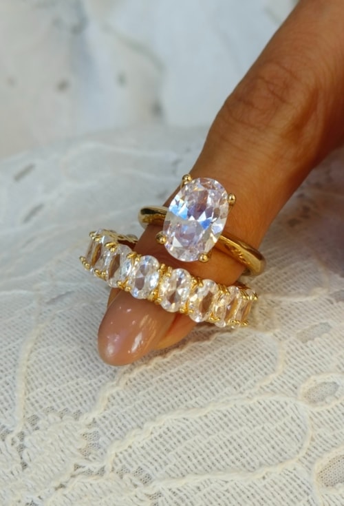 ANEL SOLITÁRIO COM ZIRCÔNIA OVAL CENTRAL AN566-O