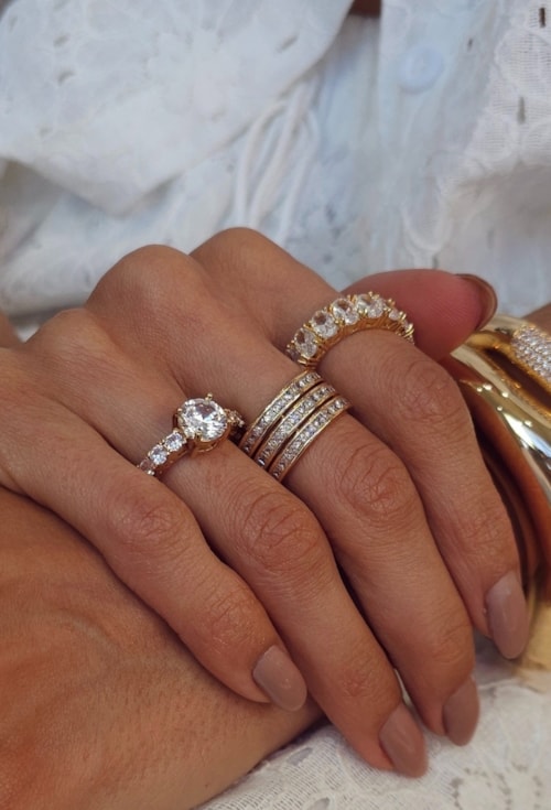 ANEL SOLITÁRIO COM ZIRCÔNIA REDONDA E LATERAIS CRAVEJADAS AN568-O ANEL SOLITÁRIO COM ZIRCÔNIA REDONDA E LATERAIS CRAVEJADAS AN568-O