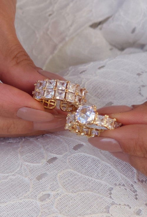 ANEL SOLITÁRIO COM ZIRCÔNIA REDONDA E LATERAIS RETANGULARES AN570-O