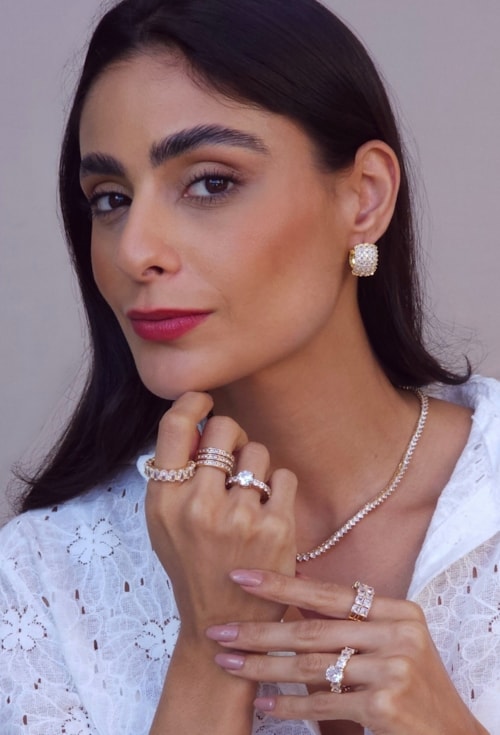 ANEL SOLITÁRIO COM ZIRCÔNIA REDONDA E LATERAIS RETANGULARES AN570-O