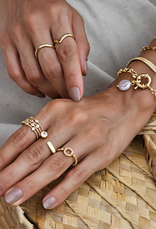 ANEL TEXTURIZADO COM CIRCULO CRAVEJADO NO OURO AN362-O