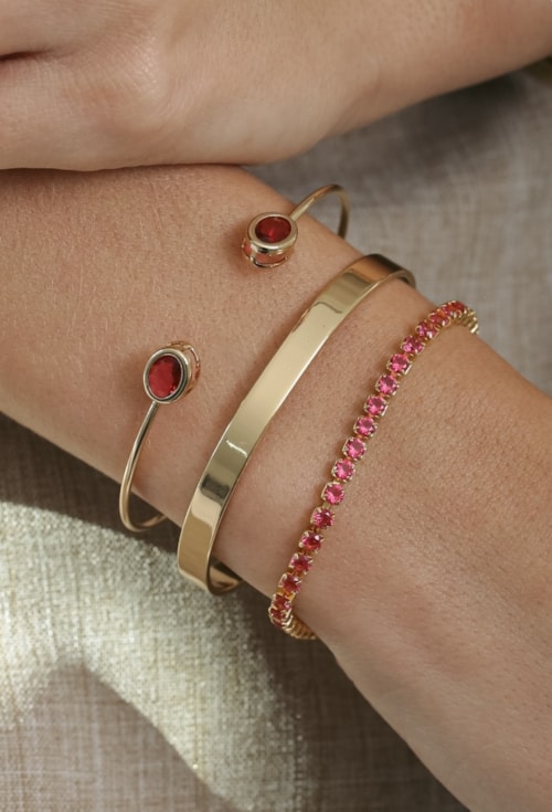 BRACELETE ARO REDONDO COM PEDRA RUBELITA BANHADO A OURO PM620-O