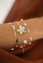 BRACELETE DE FLOR COM PÉROLA NO OURO PM426-O