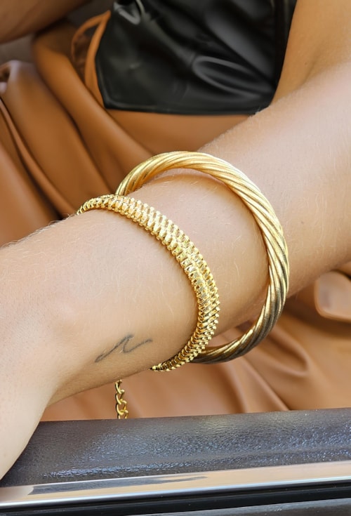BRACELETE MODERNO COM TEXTURA NO OURO PM287-O