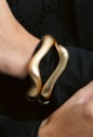 BRACELETE ONDULADO FOSCO BANHADO A OURO PM623-O