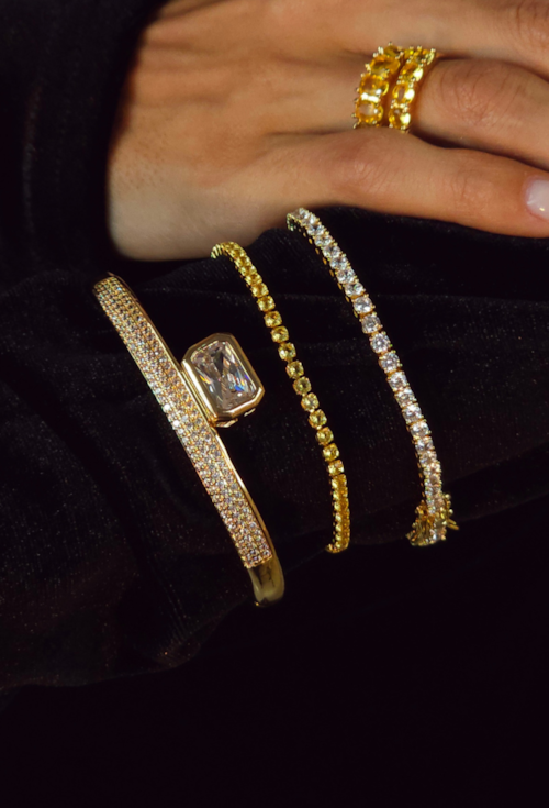 BRACELETE REDONDO CRAVEJADO COM PEDRA RETANGULAR BANHADO A OURO 18K PM657-O