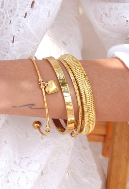 BRACELETE RÍGIDO COM PINGENTE CORAÇÃO EM AÇO INOX DOURADO PM509-AD