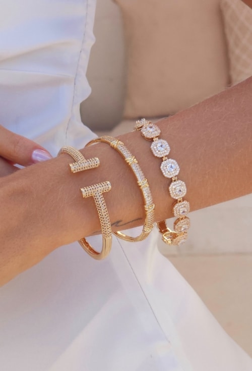 BRACELETE T CRAVEJADO SEMIABERTO BANHO OURO PM561-O