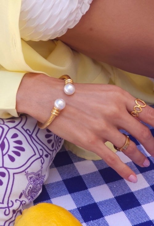 BRACELETE TORCIDO COM PÉROLAS EM AÇO INOX DOURADO PM563-AD BRACELETE TORCIDO COM PÉROLAS EM AÇO INOX DOURADO PM563-AD