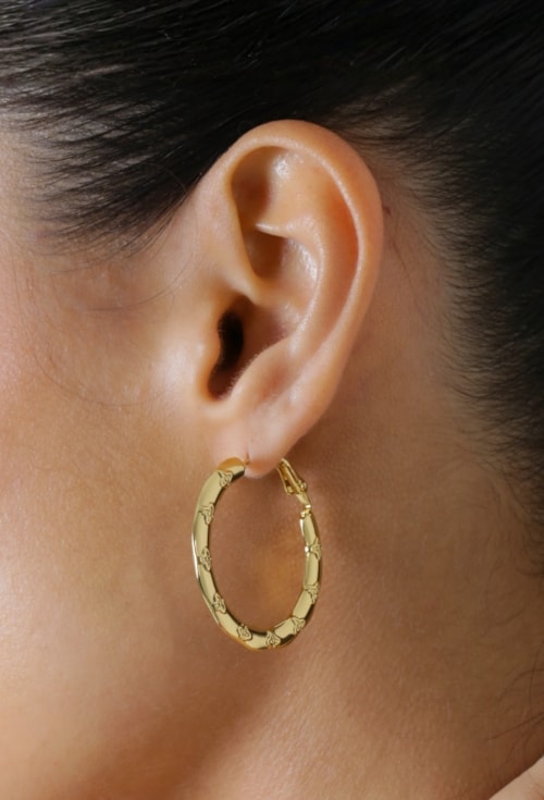 BRINCO ARGOLA COM ESTRELAS EM RELEVO EM AÇO INOX DOURADO BM2146-AD