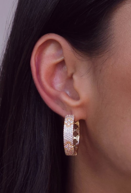 BRINCO ARGOLA CRAVEJADO COM FLORZINHAS DOURADO BM2115-O BRINCO ARGOLA CRAVEJADO COM FLORZINHAS DOURADO BM2115-O