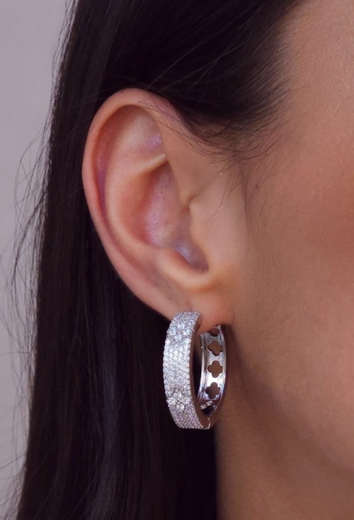 BRINCO ARGOLA CRAVEJADO COM FLORZINHAS RÓDIO BM2115-R BRINCO ARGOLA CRAVEJADO COM FLORZINHAS RÓDIO BM2115-R