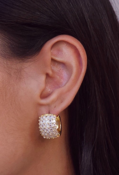 BRINCO ARGOLA LARGA CRAVEJADA COM PEDRA CRISTAL BM2098-O